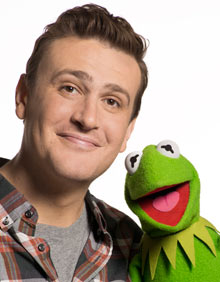 Jason-Segel-with-Kermit-001